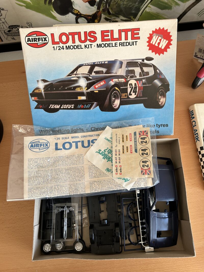 Airfix 1/24 Lotus Elite  Car Model Kit - Image 2